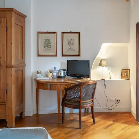 B&B S. Trinita 18 Suites & Rooms-2